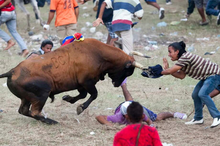 El toro embiste a una mujer durante una corraleja en Arjona, Bolívar. / Reuters