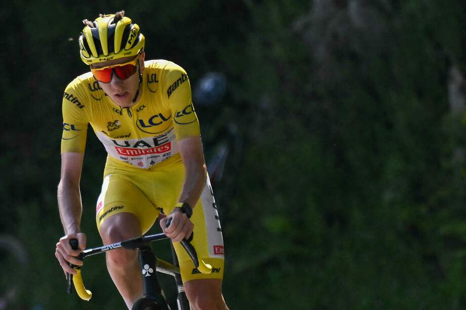 El esloveno Tadej Pogacar liderando en solitario la etapa 15 del Tour de Francia 2024.