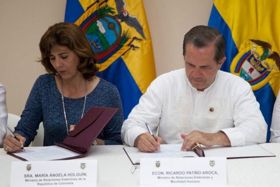 Los cancilleres de Colombia y Ecuador, María Ángela Holguín y Ricardo Patiño, se reunieron en 2014 para concertar actividades conjuntas contra la minería ilegal. / Cancillería de Ecuador