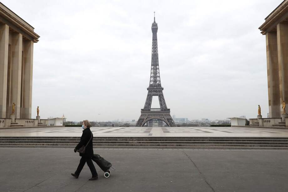 El presidente francés Emmanuel Macron reveló un plan financiero de 300.000 millones de euros para evitar el quiebre de empresas. / AFP