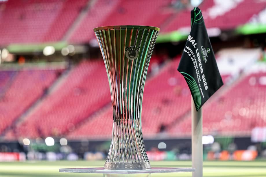 El trofeo de la Conference League.