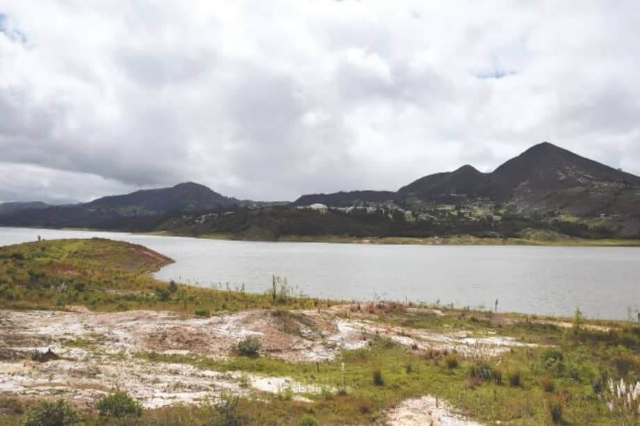 El embalse ha perdido capacidad por el ingreso de sedimentos al cauce. / Fotos: Óscar Pérez