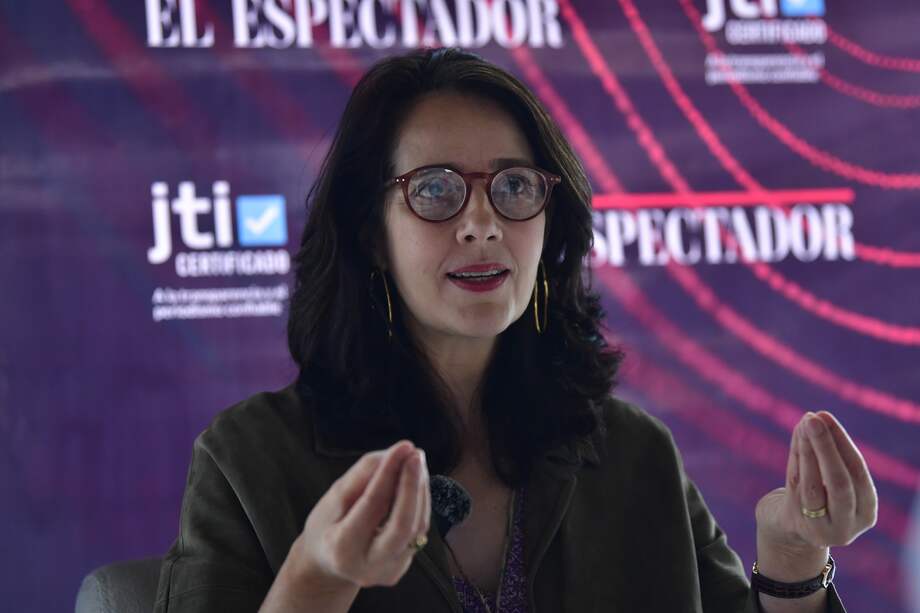 Adriana Soto en el stand de El Espectador, durante el Día Mundial de las Ciudades celebrado en Bogotá.