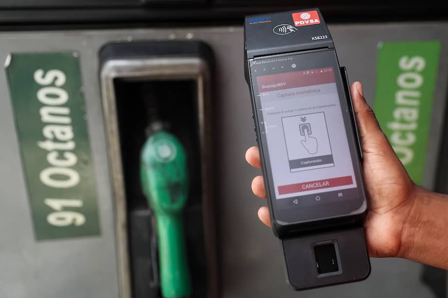 PDVSA comenzó a instalar en algunas gasolineras de Caracas el nuevo sistema de cobro de los combustibles, antes de que el lunes comience el "período de prueba". / EFE