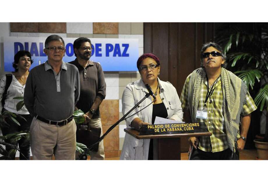 La integrante de el grupo negociador de la guerrilla de las Farc Victoria Sandino (c) lee un comunicado