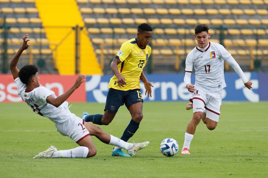 Daniel de la Cruz (c) de Ecuador disputa un balón con Andry Vera (i) y Bryant Ortega de Venezuela.