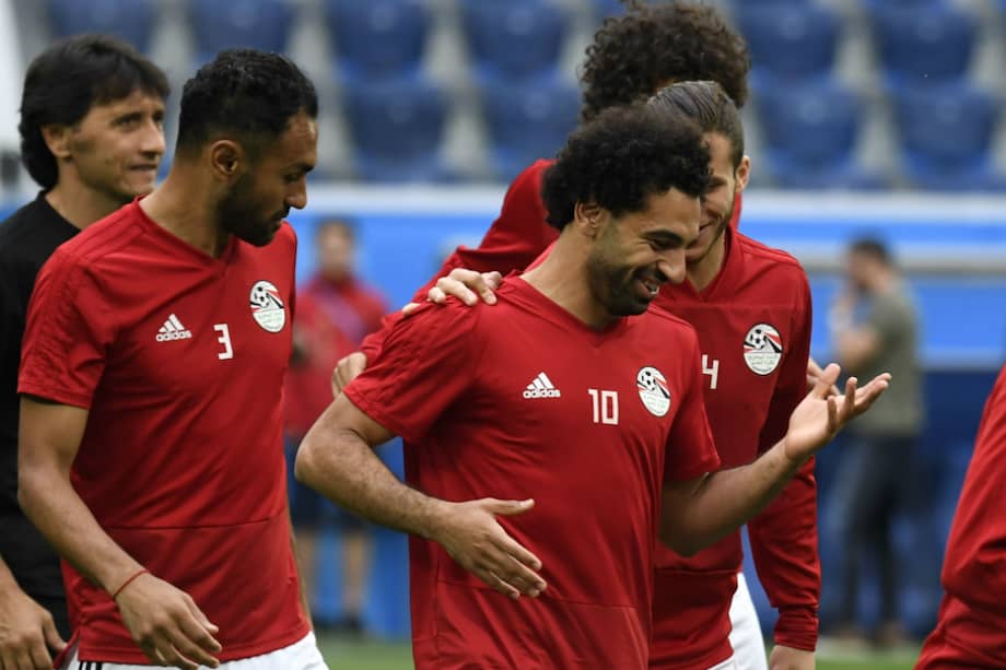 Los defensas egipcios Ahmed Elmohamady (izquierda) y Omar Gaber (derecha) junto a la estrella del equipo Mohamed Salah (Centro) durante un entrenamiento. / AFP