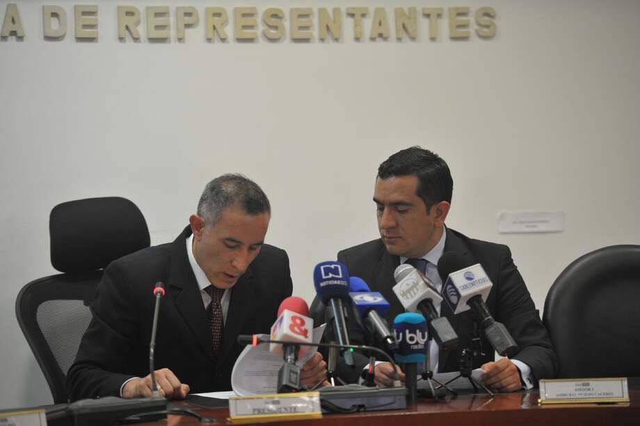 El representante Edward Rodríguez (derecha) anunció el proyecto de acusación contra Gustavo Malo. / Gustavo Torrijos - El Espectador