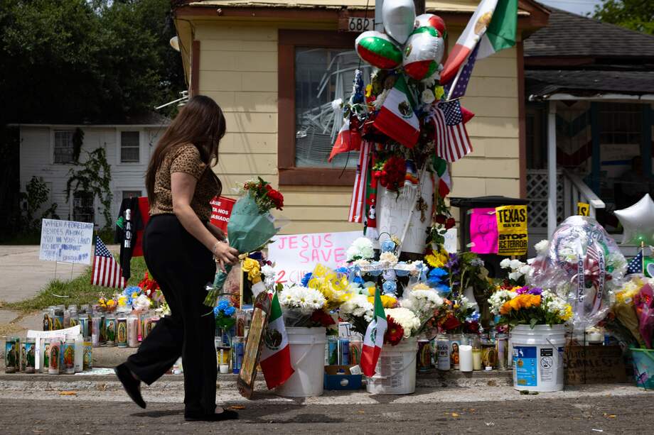 Imagen de referencia: una mujer lleva flores al altar construido para un migrante mexicano que fue asesinado en Houston, Texas.