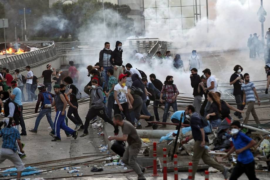 Las protestas arrancaron tras el desalojo forzoso de una acampada pacífica del parque Gezi de Estambul, pero han derivado en una denuncia del carácter autoritario del primer ministro, Recep Tayyip Erdogan/ EFE