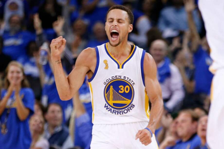 Stephen Curry fue la gran figura de la noche al anotar 40 puntos. Foto: AFP