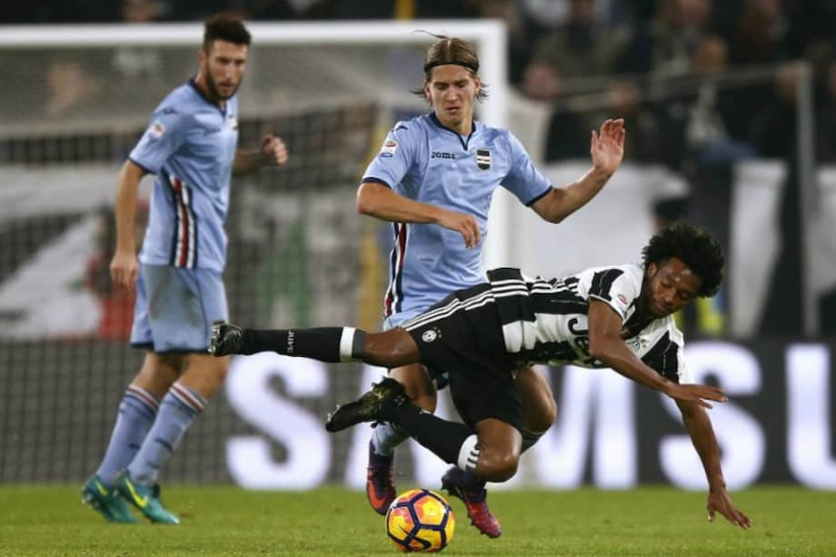 Juan Guillermo Cuadrado (d) durante el partido de Juventus contra Sampdoria. / AFP