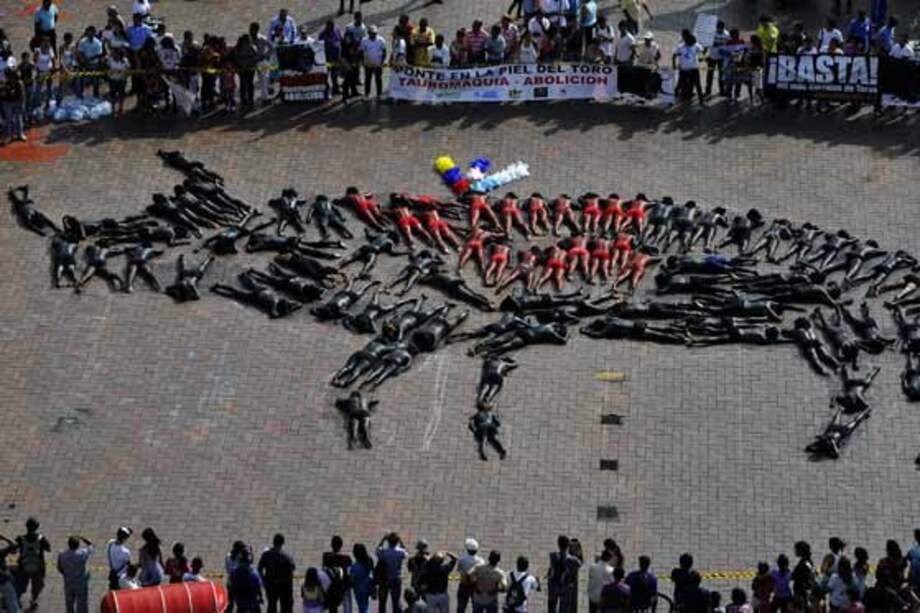 Fotografía de archvo que muestra una protesta pacífica en contra de las corridas de toros.