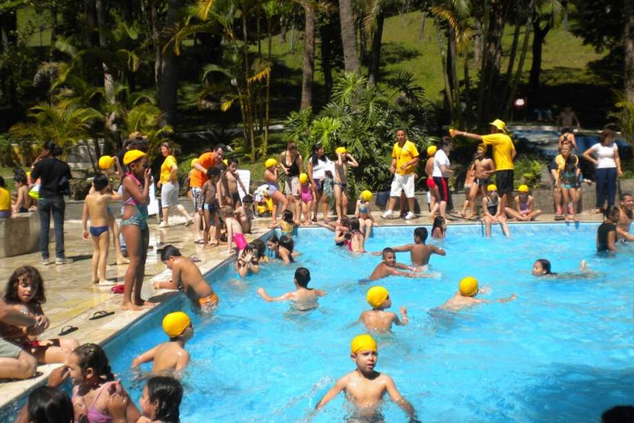 Los usuarios de las piscinas suelen saltarse las normas de higiene./Flickr - clubecurumim