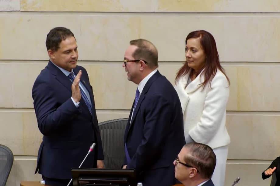 El senador Honorio Henríquez, del Centro Democrático, recibe la presidencia de la corporación de manos del liberal Lidio García.