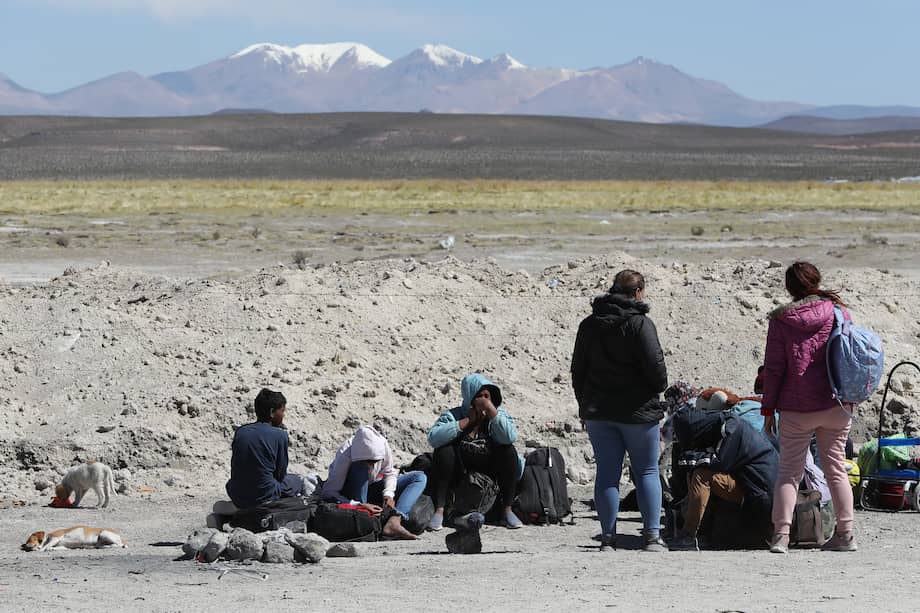Migrantes venezolanos descansan cerca de la frontera con Chile, el 30 de marzo del 2022 en la localidad de Pisiga (Bolivia).