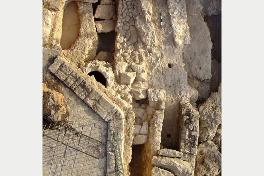 Arqueólogos israelíes han descubierto el principal acueducto por el que la antigua Jerusalén se abastecía de agua y que a partir del siglo XVI sirvió para alimentar su principal embalse, la "Piscina del Sultán" otomano Suleiman el Magnífico. / EFE