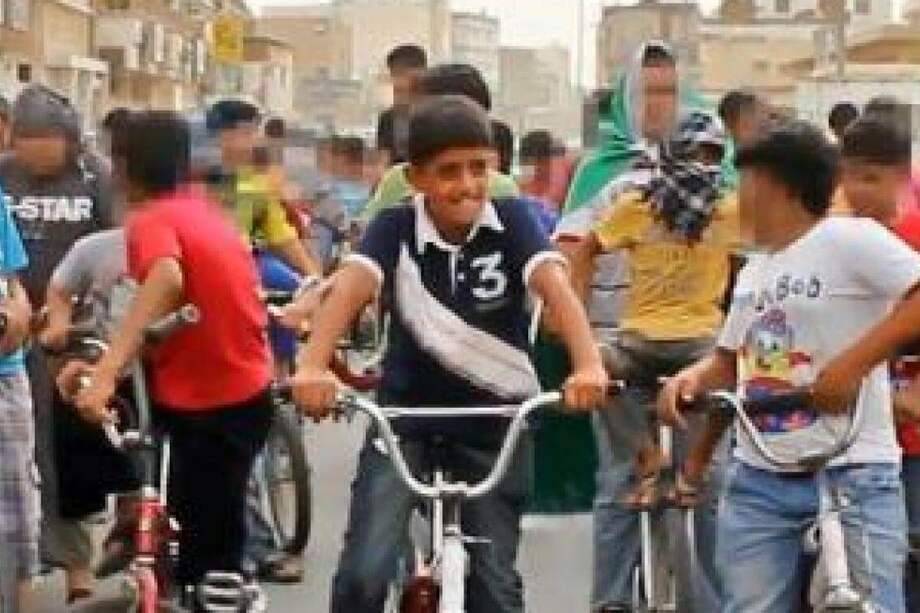 Esta protesta en bicicleta cuando tenía 10 años podría costarle la vida a Murtaja Qureiris. / Archivo particular