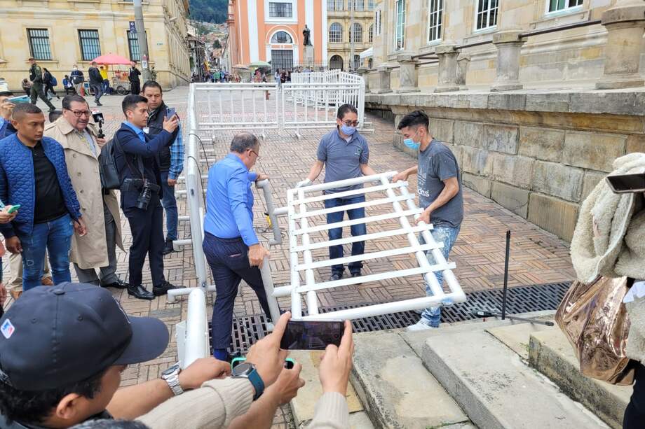 Roy Barreras mientras retiraban las rejas que rodeaban al edificio del Congreso.