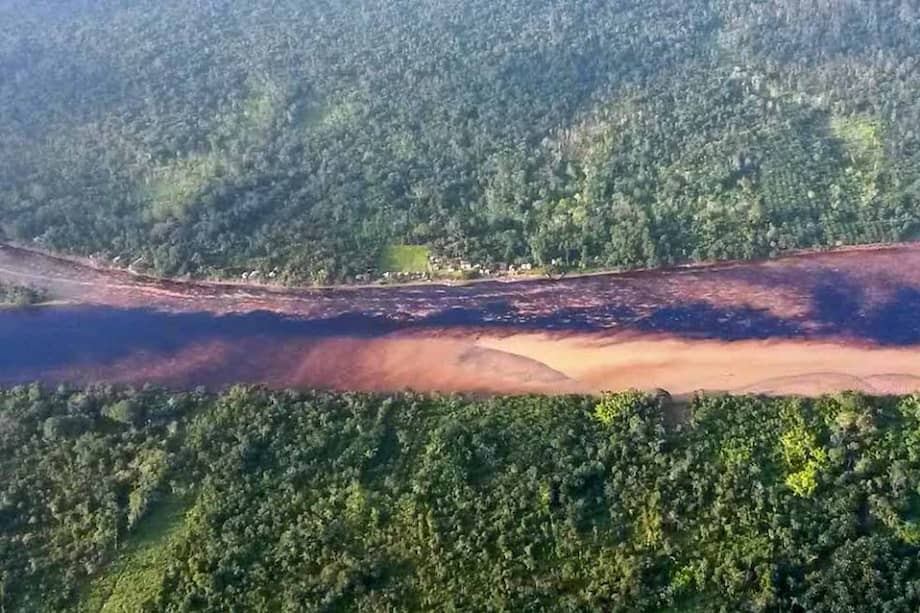 Tras el ataque al oleoducto Trasandino en Nariño, el avance de la mancha de petróleo sobre el río Mira dejó sin agua potable a 160 mil habitantes de Tumaco y sus alrededores. / Ecopetrol