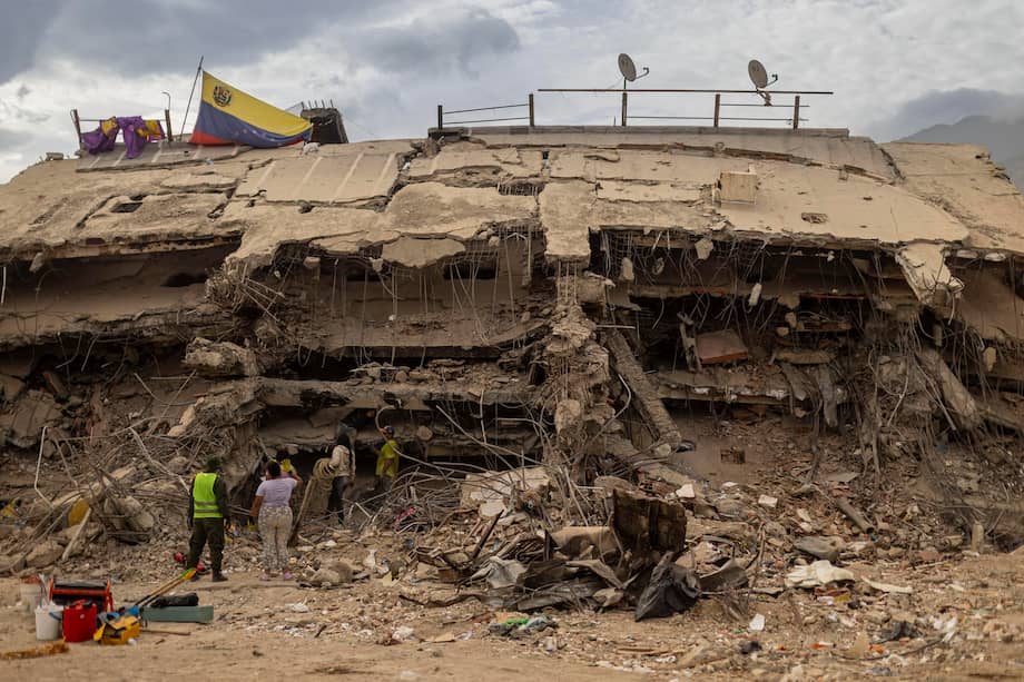 Rescatistas esperan cerca de escombros luego de un aviso de una supuesta señal de vida de una persona atrapada por el doble terremoto de magnitud 7,2 y 7,5 de hace un mes en Venezuela, este jueves en Caraballeda (Venezuela).