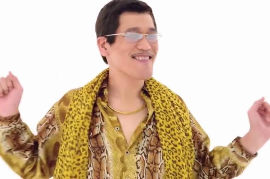 El comediante japonés Kosaka Daimaou, en su single “Pen-pineapple-apple-pen”. / Youtube.
