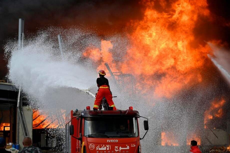 Bomberos libaneses intentan extinguir un incendio en el puerto de Beirut, Líbano.