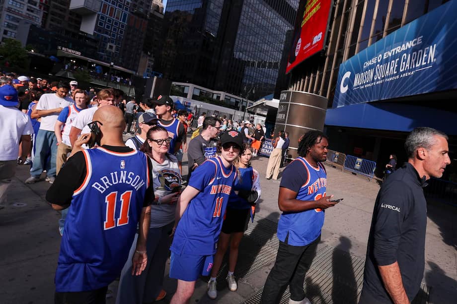 Fanáticos de los Knicks epseran su ingresos al mítico Madison Square Garden este lunes.