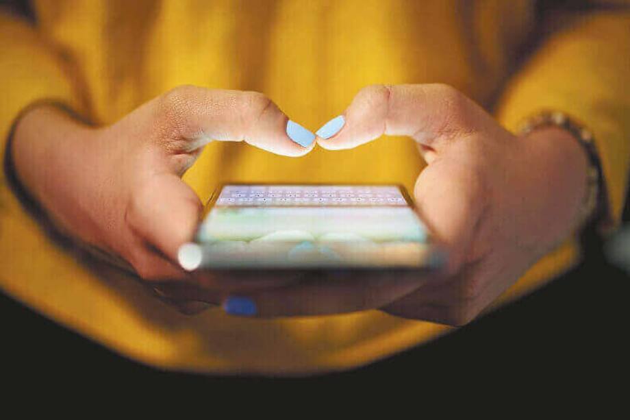 La Universidad de Manchester recientemente confirmó en un estudio que el smarth phone es como un estadio de fútbol para el nuevo coronavirus.