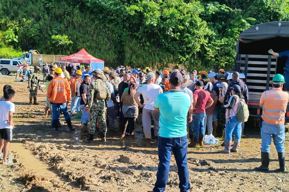 La búsqueda de las víctimas es acompañada por el Ejército, las unidades de gestión de riesgo nacional y de Antioquia.