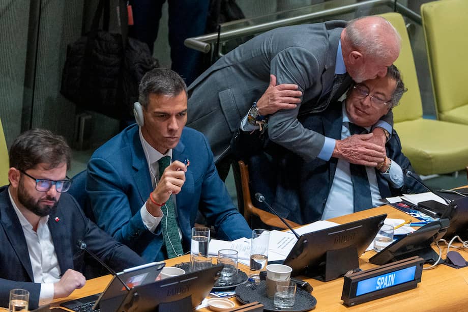 El presidente de Brasil, Luiz Inácio Lula da Silva (2-d), el presidente de Colombia, Gustavo Petro (d), junto al presidente del Gobierno de España, Pedro Sánchez (2-i), y el expresidente de Chile, Gabriel Boric, durante la segunda edición del foro en defensa de la democracia, en Nueva York (Estados Unidos). EFE/ Ángel Colmenares