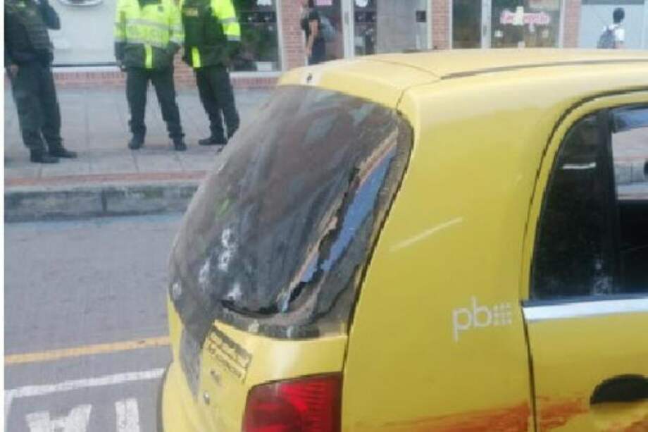 Cuatro motociclistas atentaron contra la vida de una pareja que se movilizaba en un taxi durante la madrugada del 1 de noviembre en Bucaramanga, Santander.