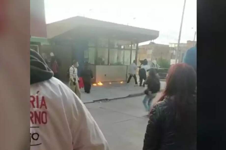 Grupo de personas encapuchadas prendieron fuego a la estación de policía de Santa Librada en la localidad de Usme.