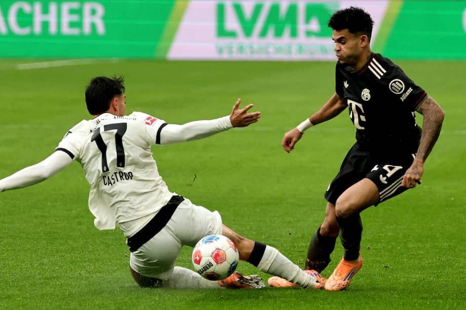Jens Castrop de Moenchengladbach (i) contra Luis Díaz de Bayern Múnich (d) durante un partido de la Bundesliga 2025/26.