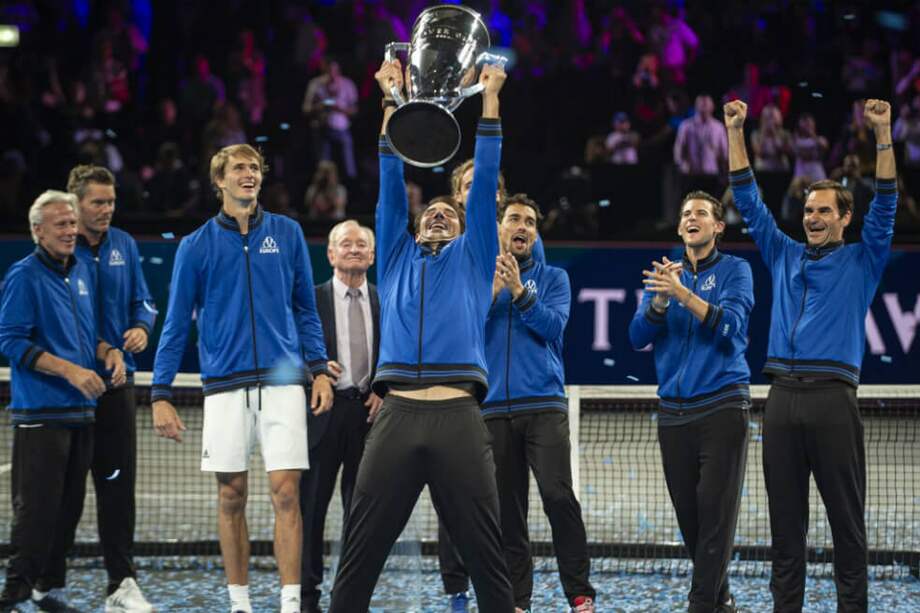 El equipo europeo celebra con el trofeo de la Laver Cup. / AFP
