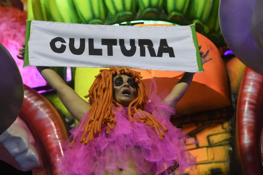 Miembros de la escuela de samba Mocidade Independente de Padre Miguel se presentan durante la última noche del desfile de carnaval de Río en el Sambódromo Marques de Sapucai en Río de Janeiro, Brasil. / AFP