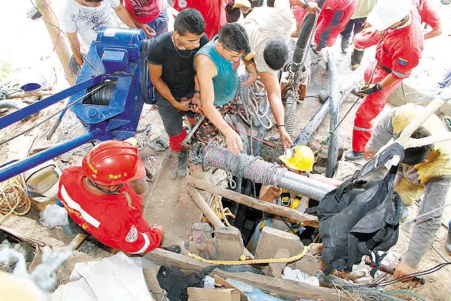 Socorristas de Caldas y Risaralda trabajan desde el miércoles en el rescate de los mineros. / Darío Cardona- diario La Patria