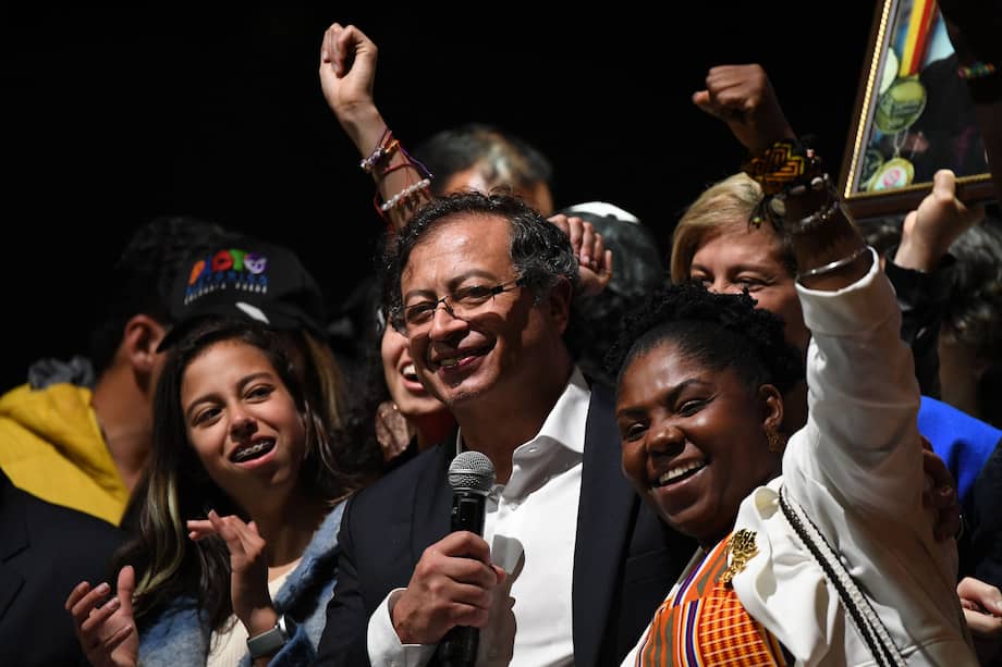 Gustavo Petro (izquierda) y Francia Márquez (derecha).