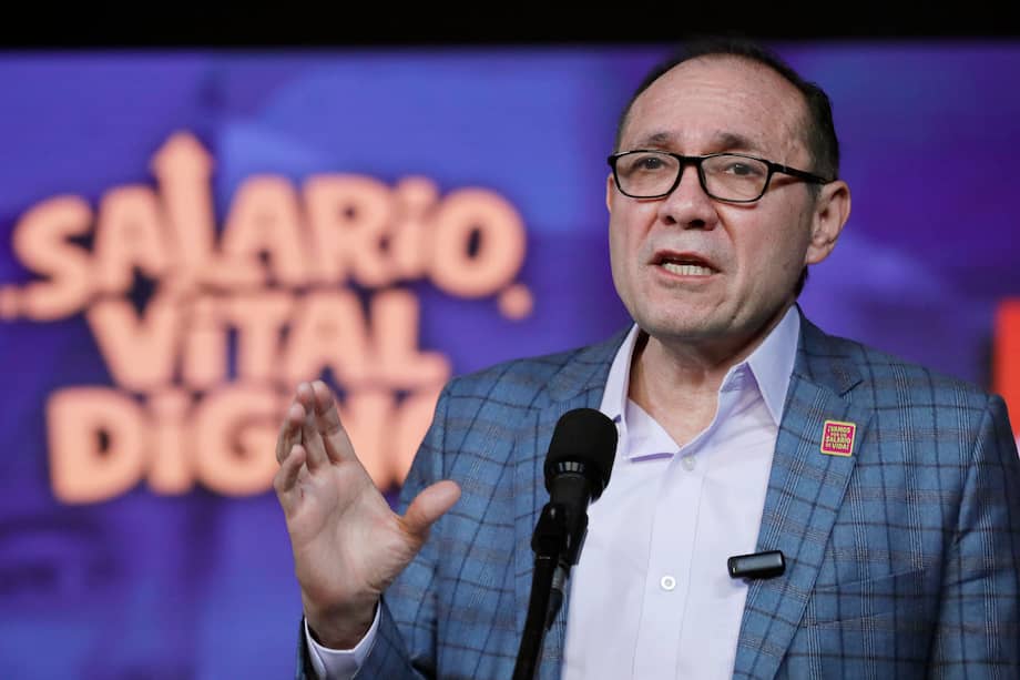 El ministro de Trabajo de Colombia, Antonio Sanguino, defendió que la subida del 23,7 % del salario mínim,