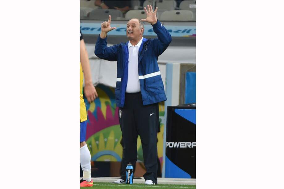 El técnico de la selección de Brasill, Scolari, señala los siete goles que Alemania le marcó a su selección. / AFP