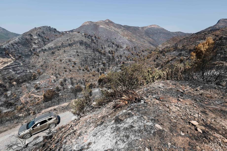 Paisaje quemado en La Vall d'Uixó (Castellón). Por este evento fueron evacuadas 2.800 personas. EFE/Manuel Bruque