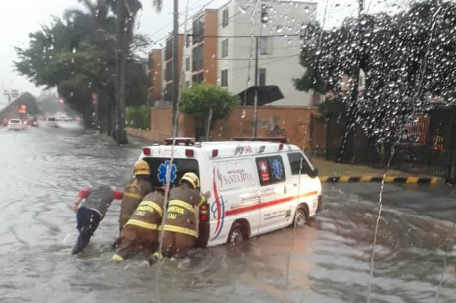 Las lluvias sobre la ciudad comenzaron alrededor de las 2 a.m. de este jueves. / Bomberos de Cali