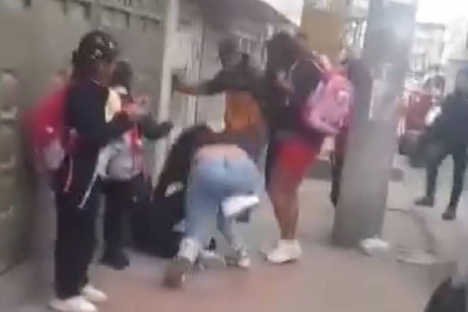 Madrastra agrede en vía pública a su hijastra.