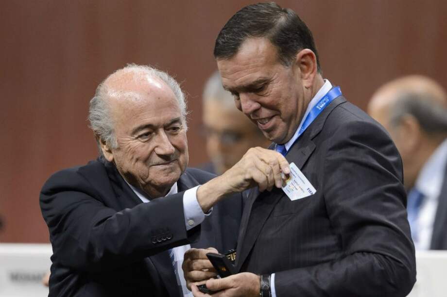 Joseph Blatter junto con el presidente de la Conmebol, Juan Ángel Napout. Foto: AFP
