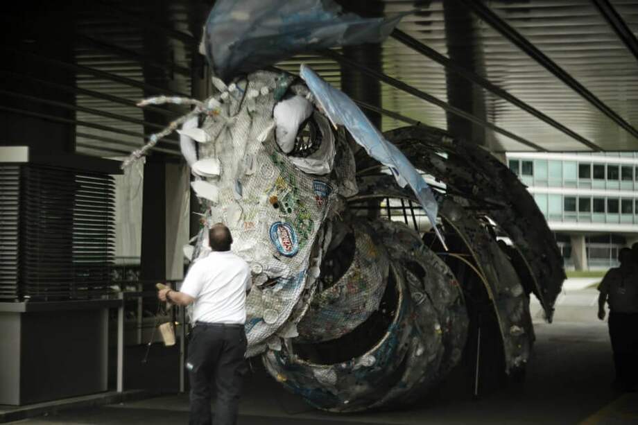 Este es el monstruo que llevó Greenpeace a las instalaciones de Nestlé. / Tomada de greenpeace.org