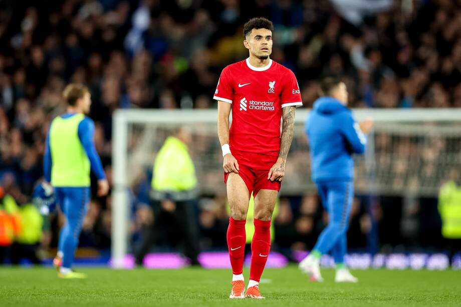 Luis Díaz del Liverpool es visto abatido después del partido de fútbol de la Premier League inglesa del Everton FC contra el Liverpool FC, en Liverpool, Gran Bretaña, el 24 de abril de 2024. (Reino Unido)