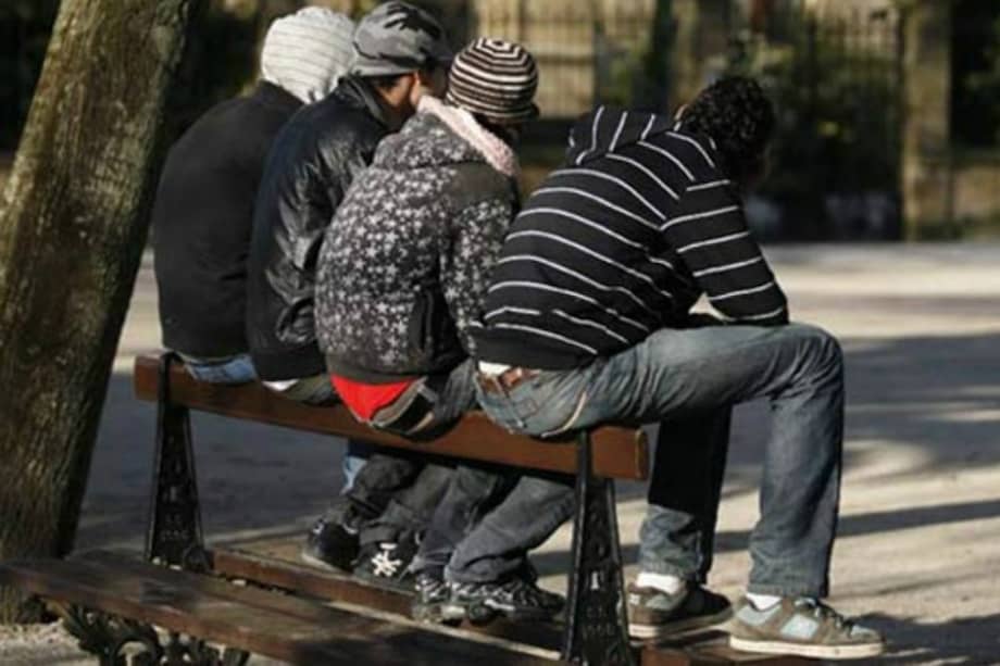 Crisis económica obliga a jóvenes españoles a seguir en el "hotel mamá"