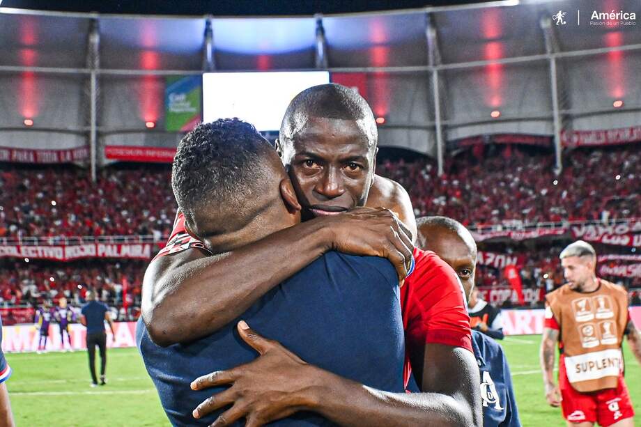 Adrián Ramos celebra, abrazado con Iván Vélez, el paso de América de Cali a la final de la Copa BetPlay.