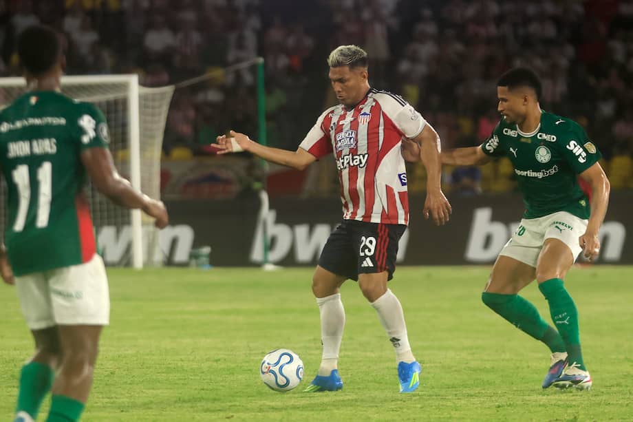 Teófilo Gutiérrez domina un balón en el partido contra Palmeiras.