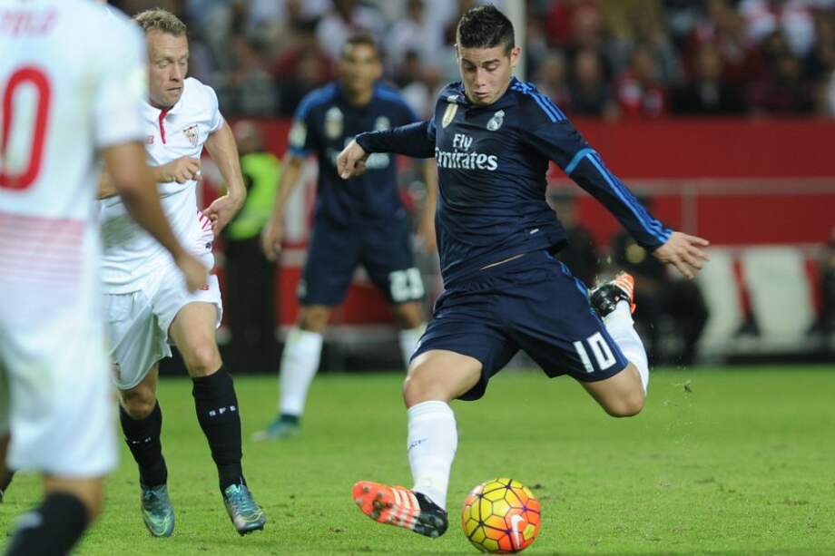 Remate de zurda de James Rodríguez en el partido ante el Sevilla en el que regresó con gol. / AFP